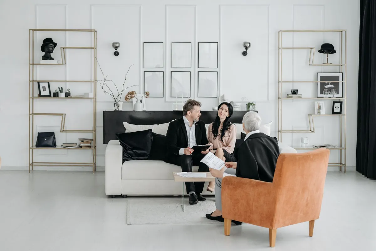 Private conversation in a white lounge with a cognac armchair and gallery wall